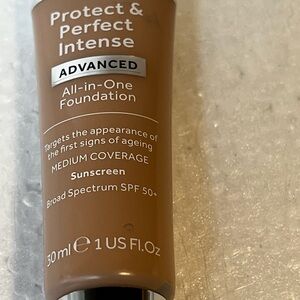 No 7 All in one Foundation cool beige Protect & Perfect intense